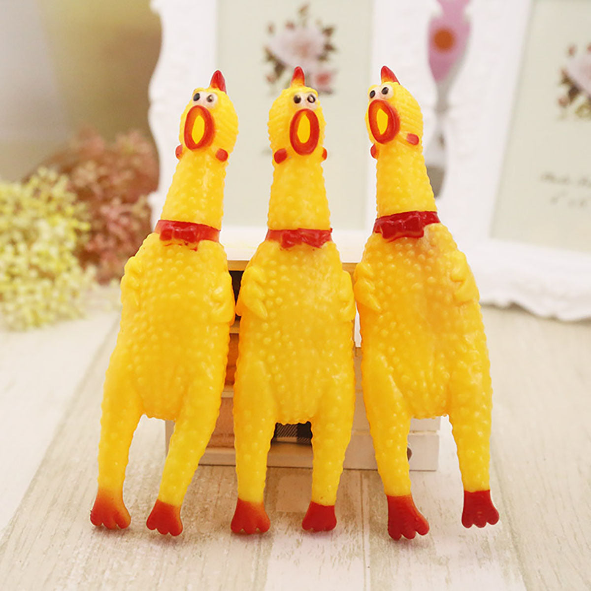 Venting the screams of the chicken, pinching the pointed screams of the chicken, cartoon creativity, parody, prank, screams of the chicken, strange screams of the chicken, pet sound toys